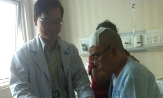 Ông T.V.K. sau ca mổ đã có thể co nắm hai bàn tay. Ảnh: Quốc Ngọc