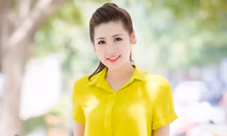 Á hậu Tú Anh xinh đẹp, rạng rỡ dưới cái nắng 40 độ
