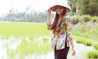 An 'Tây' làm gái quê, đội nón lá đi cấy lúa