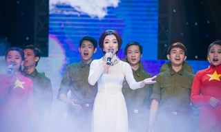 Phạm Thu Hà áo dài trắng muốt hát nhạc cách mạng