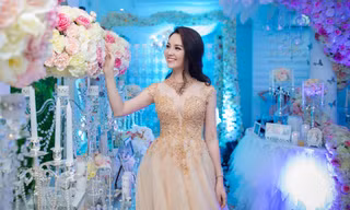 Á hậu Thụy Vân khoe vòng một gợi cảm với váy cưới