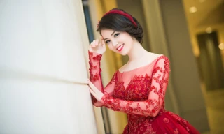 Á hậu Thụy Vân diện váy đỏ rực, duyên dáng làm MC