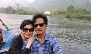 Chế Linh và vợ tình cảm khi đi vãn cảnh chùa Hương.