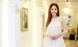 Mai Phương Thúy đẹp mong manh với váy trắng muốt