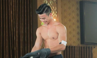 Nam thí sinh cởi áo khoe body khiến Mâu Thanh Thủy đỏ mặt