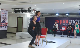 Thí sinh Next Top Model bế thốc Thanh Hằng trên sân khấu