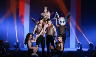 Thủy Top mặc sexy, nhảy bốc lửa bên vũ đoàn