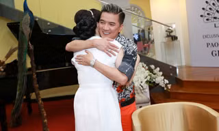 Mr. Đàm không ngại ôm Lý Nhã Kỳ chốn đông người