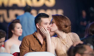 Đan Lê âu yếm hôn chồng giữa đám đông