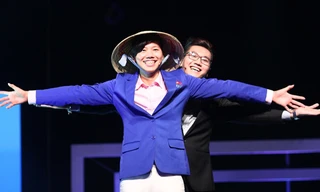 Ánh Viên đội nón lá, chụp ảnh 'Titanic' với MC điển trai