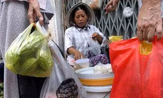 Dùng thuế để giảm túi nilông