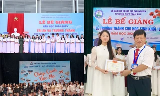 Teen 2K7 cả nước bịn rịn mùa bế giảng, khép lại hành trình 12 năm thanh xuân