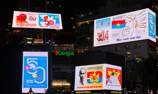 TP.HCM: Gen Z "thắp sáng" trung tâm thành phố bằng loạt poster "Concert Quốc gia"