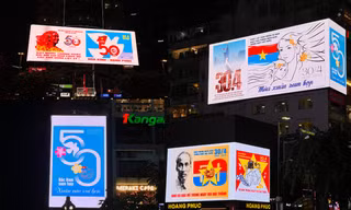 TP.HCM: Gen Z "thắp sáng" trung tâm thành phố bằng loạt poster "Concert Quốc gia"
