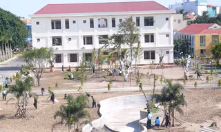 Cán bộ, chiến sĩ đang làm đẹp doanh trại