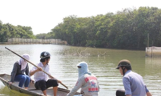 Bạn trẻ làm ngư dân ở đầm phá Tam Giang. Ảnh: Tiểu Bảo