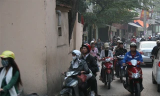 Gia đình mù đối diện giếng Mắt Rồng bên dòng Tô Lịch