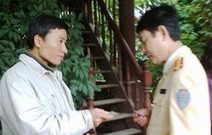 Giả danh nhà báo quay phim CSGT