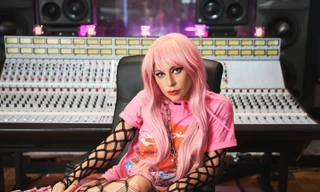 Thì ra Lady Gaga “biết” tiếng Việt, còn kêu gọi các fan “xem ngay và liền MV 911 cho chụy”