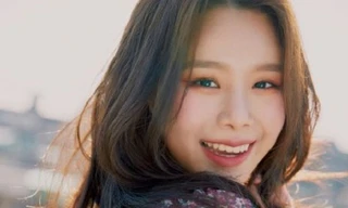 Những “vũ khí” giúp cô gái Thái Natty tồn tại giữa K-Pop khắc nghiệt, đầy tính “sống còn“