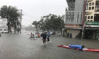 Đường phố Đà Nẵng hóa sông, người dân đổ ra chèo thuyền, bắt cá mặc thành phố can ngăn