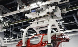 Nhiều hãng xe Ý ngừng sản xuất vì động đất