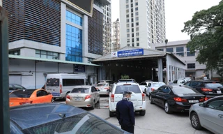 Chủ xe 'gõ cửa' xếp hàng qua đêm để được... đăng kiểm