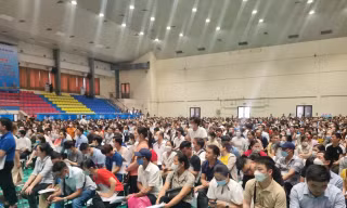 Mòn mỏi xếp hàng từ 4h sáng chờ bốc thăm mua nhà ở xã hội