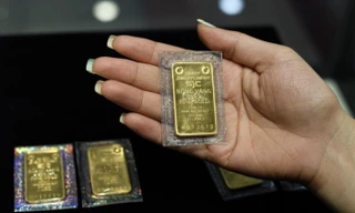 Giá vàng giảm mạnh trước giờ đấu thầu 