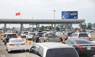 Lên phương án chống ùn tắc trạm thu phí cao điểm Tết