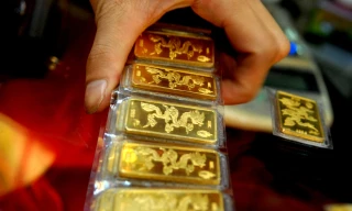 Giá vàng liên tục 'nhảy múa', người mua cẩn thận rủi ro?