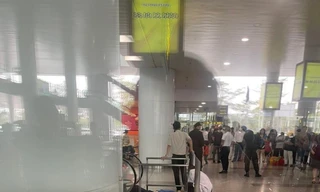 Khách nam ngoại quốc ngã từ tầng 3 nhà ga sân bay Nội Bài