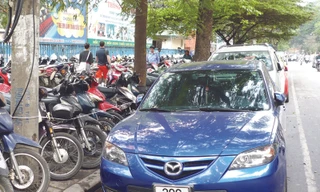 Phố Lý Thái Tổ dày đặc ô tô, xe máy Ảnh: Anh Trọng