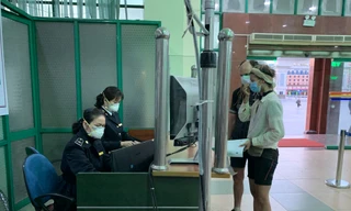 Kiểm tra thân nhiệt tất cả khách xuất nhập cảnh qua cửa khẩu Lào Cai