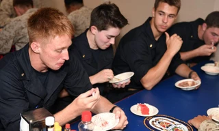 Học viên hải quân Mỹ ăn uống trên một tàu đổ bộ