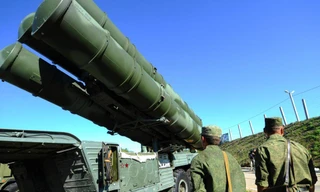 Một hệ thống tên lửa phòng không S-400 Triumf của trung đoàn tên lửa phòng không Red Star Order số 210 của Không quân Nga. Ảnh: ITAR-Tass / Stanislav Krasilnikov