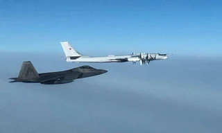 Một chiếc F-22 Raptor của Bộ Tư lệnh Phòng thủ Hàng không Vũ trụ Bắc Mỹ chặn một máy bay ném bom Tu-95 Bear của Nga trong không phận quốc tế gần Alaska vào ngày 19 tháng 10 năm 2020. NORAD nói tiêm kích F-22 đã bay lên theo dõi hai chiếc Tu-95 và một cặp tiêm kích Nga, nhưng các máy bay này không đi vào không phận của Mỹ hoặc Canada.