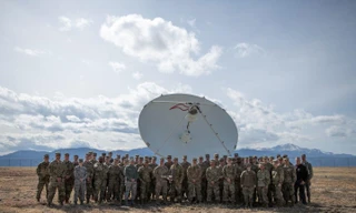 Các quân nhân Mỹ đứng trước một thiết bị đối phó vệ tinh hồi năm 2020. Andrew Bertaina / Lực lượng Không quân Mỹ