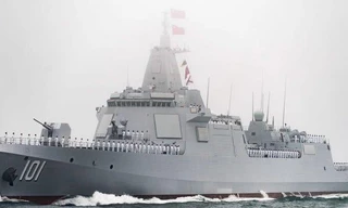 Một tàu khu trục Type 055 của Hải quân Trung Quốc. Ảnh của Artyom Ivanov/TASS/Getty Images