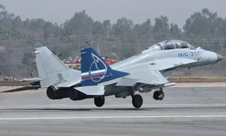 Một chiếc MiG-35 của Nga cất cánh tại triển lãm hàng không Aero India 2009 ở Bangalore, Ấn Độ, ngày 11 tháng 2 năm 2009. DIBYANGSHU SARKAR / Getty Images