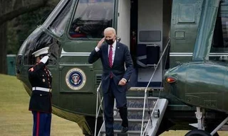 Tổng thống Joe Biden giơ tay chào khi ông rời trực thăng chuyên cơ Marine One trên bãi cỏ phía nam của Nhà Trắng.