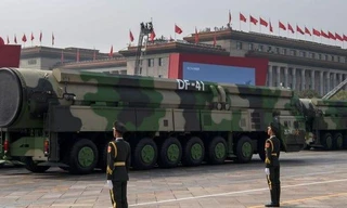 Một số hầm chứa được cho là được xây dựng để chứa ICBM DF-41 mới, một tên lửa được triển khai trong cuộc duyệt binh vào năm 2019. Kevin Frayer / Getty Images