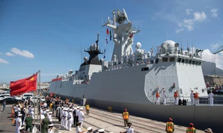 Khinh hạm Weifang của Hải quân Trung Quốc được chào đón tại Cape Town, Nam Phi, trước thềm Cuộc tập trận Hàng hải Đa quốc gia năm 2019 với hải quân Nga và Nam Phi.