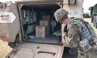 Một binh sĩ từ Đại đội Công binh 595 bên các mô-đun chống tăng ở phía sau một xe M113