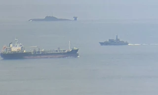 Tàu ngầm chạy bằng năng lượng hạt nhân INS Chakra II của Hải quân Ấn Độ ở eo biển Singapore, trên đường đến Vladivostok, Nga, vào tháng 6 năm 2021. (Twitter)