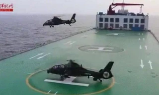 Tàu 'Chấn Hoa28' với hai trực thăng trinh sát Z-19 vào tháng 8 năm 2021. (Truyền thông Trung Quốc)