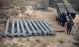 Hamas sử dụng các quả đạn được gọi là A-120, được đưa vào các bệ phóng tự chế với 8 ống mỗi giàn. 