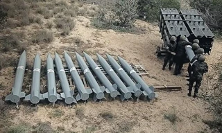 Hamas sử dụng các quả đạn được gọi là A-120, được đưa vào các bệ phóng tự chế với 8 ống mỗi giàn. 