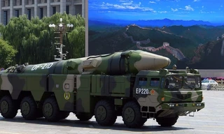 Một tên lửa DF-21D "sát thủ tàu sân bay" của Trung Quốc trên Quảng trường Thiên An Môn của Bắc Kinh, ngày 3 tháng 9 năm 2015.