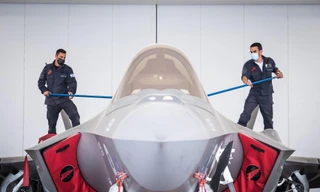 'Rửa máy bay chiến đấu', công việc quan trọng nhưng ít người được biết